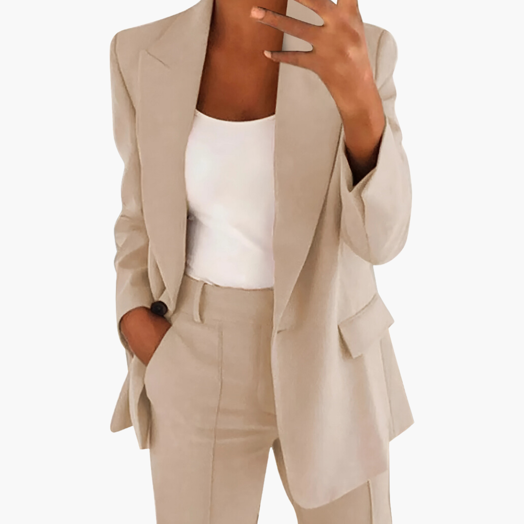 Chic Women's Suit for a Polished, Modern Look