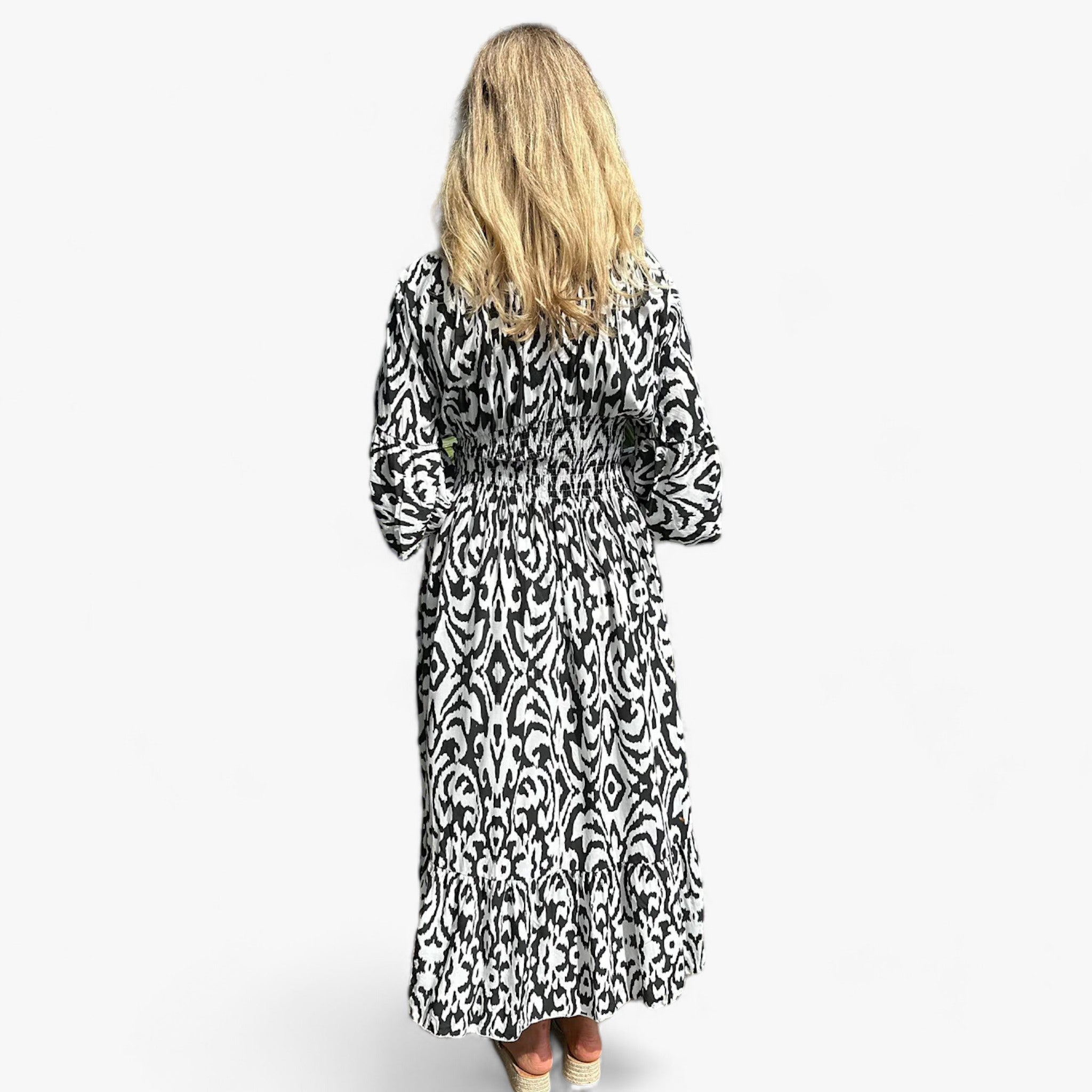 Flora | Beautiful V-neck dress with a large floral print – Perfect for beach vacations