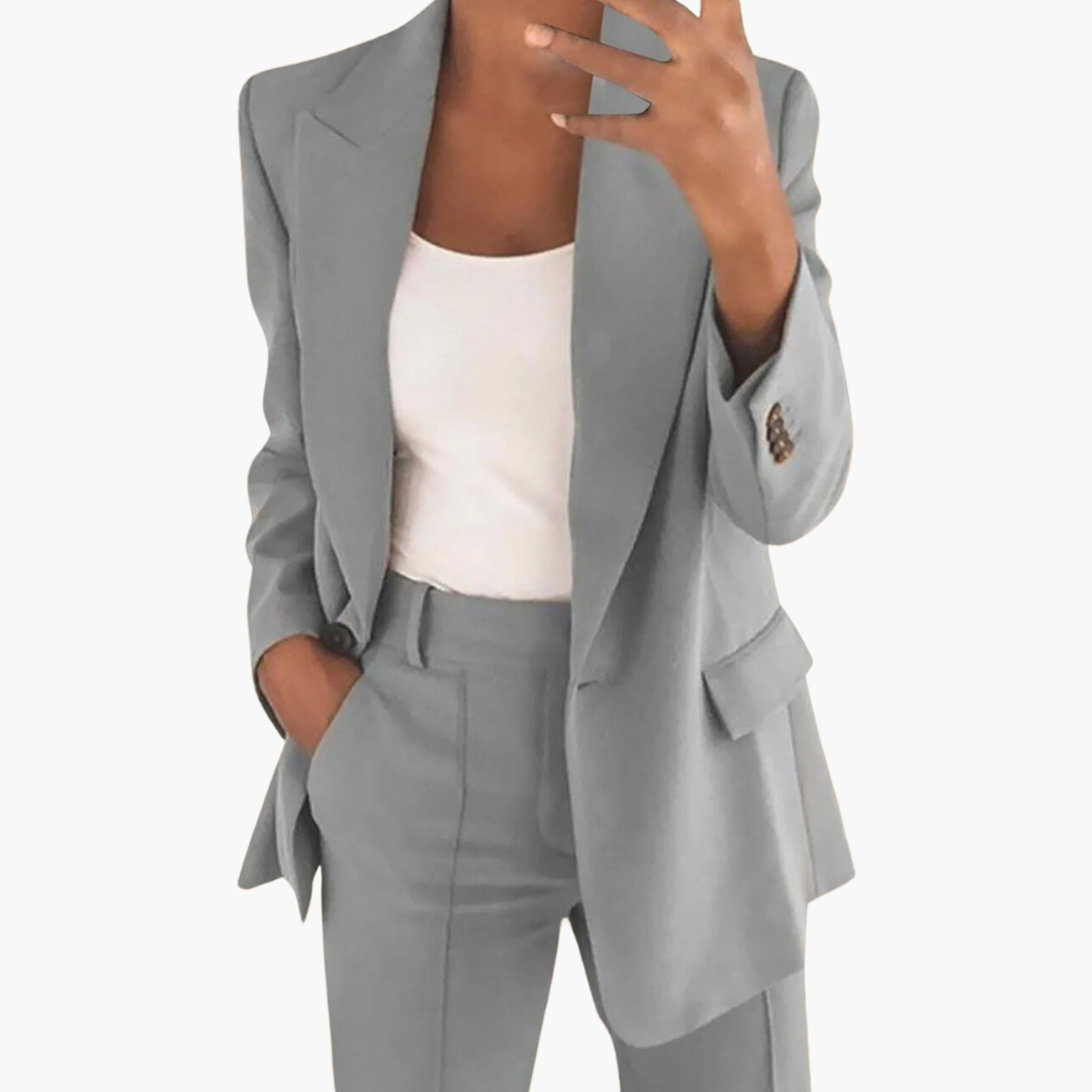 Chic Women's Suit for a Polished, Modern Look