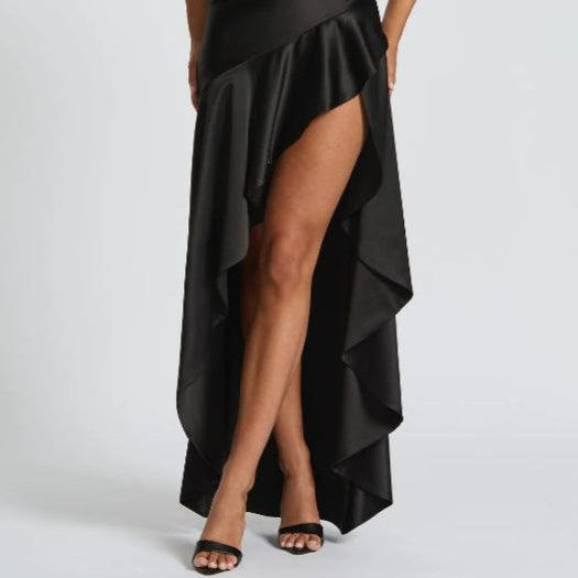Elegant Long Dress with Halter Neckline and Backless Design with Ruffles