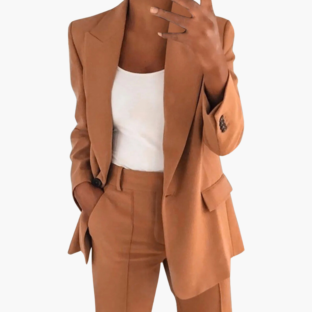 Chic Women's Suit for a Polished, Modern Look