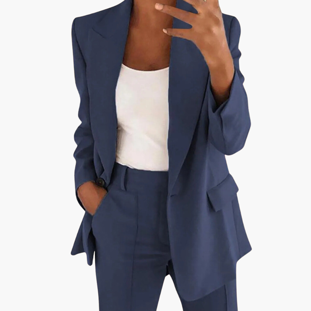 Chic Women's Suit for a Polished, Modern Look