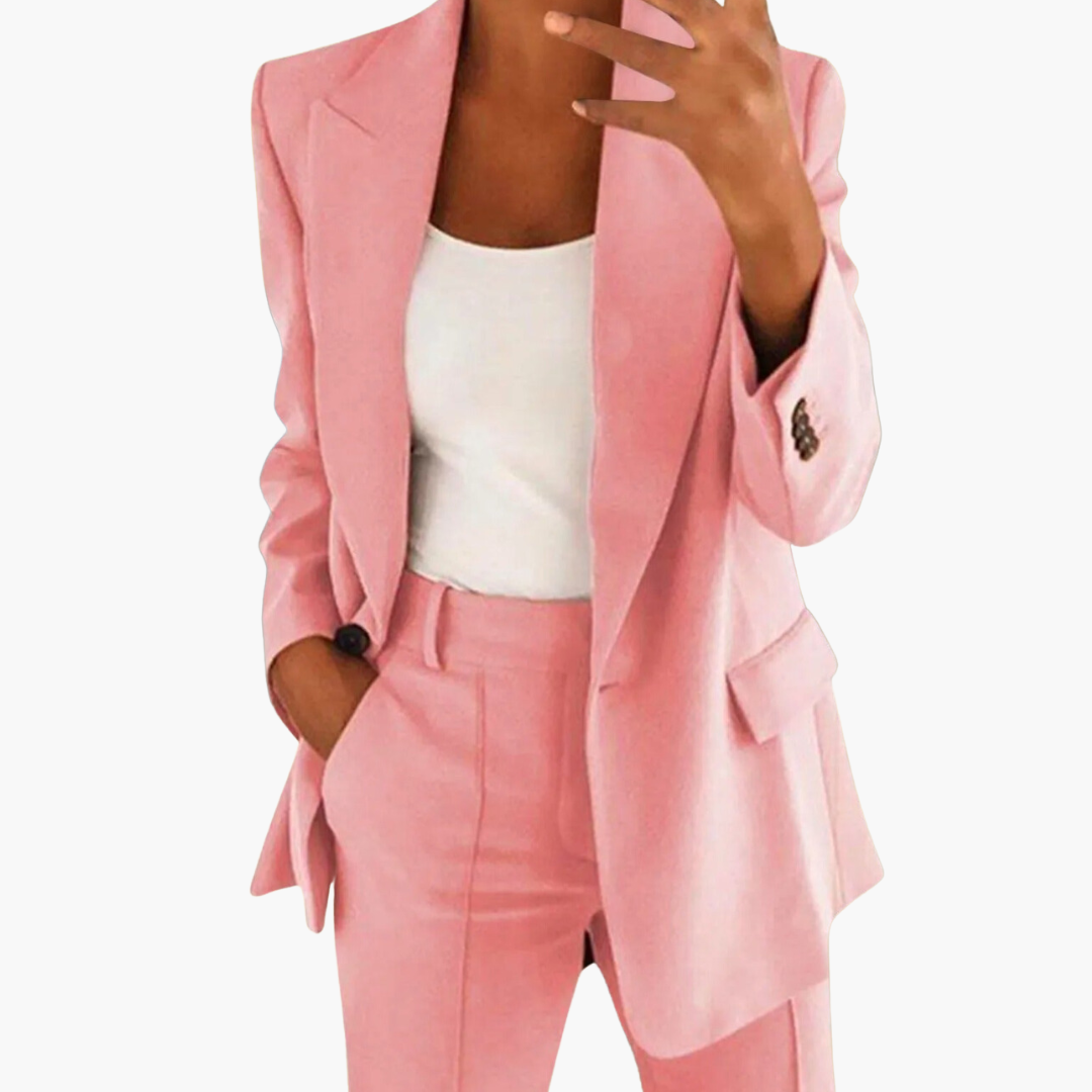 Chic Women's Suit for a Polished, Modern Look