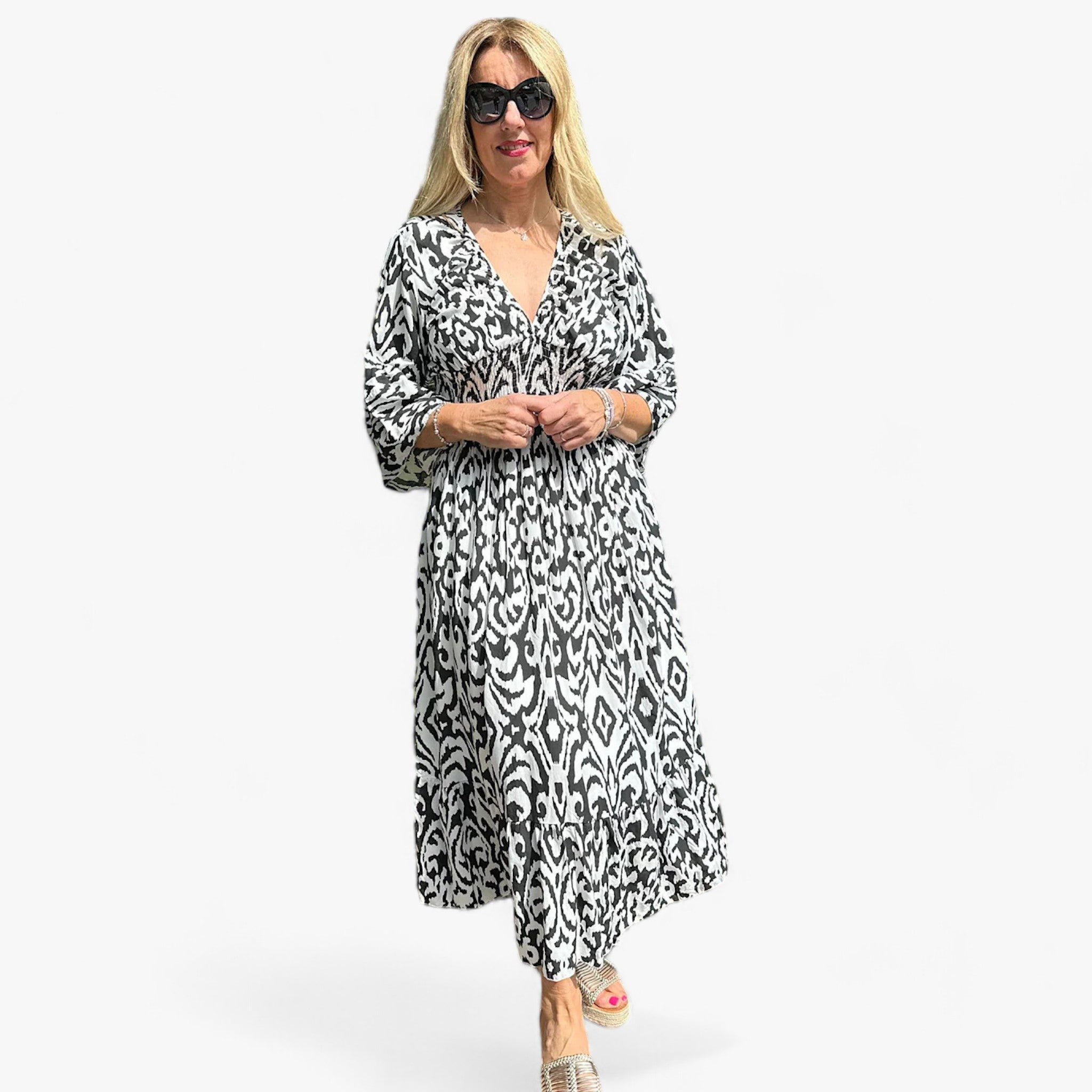 Flora | Beautiful V-neck dress with a large floral print – Perfect for beach vacations