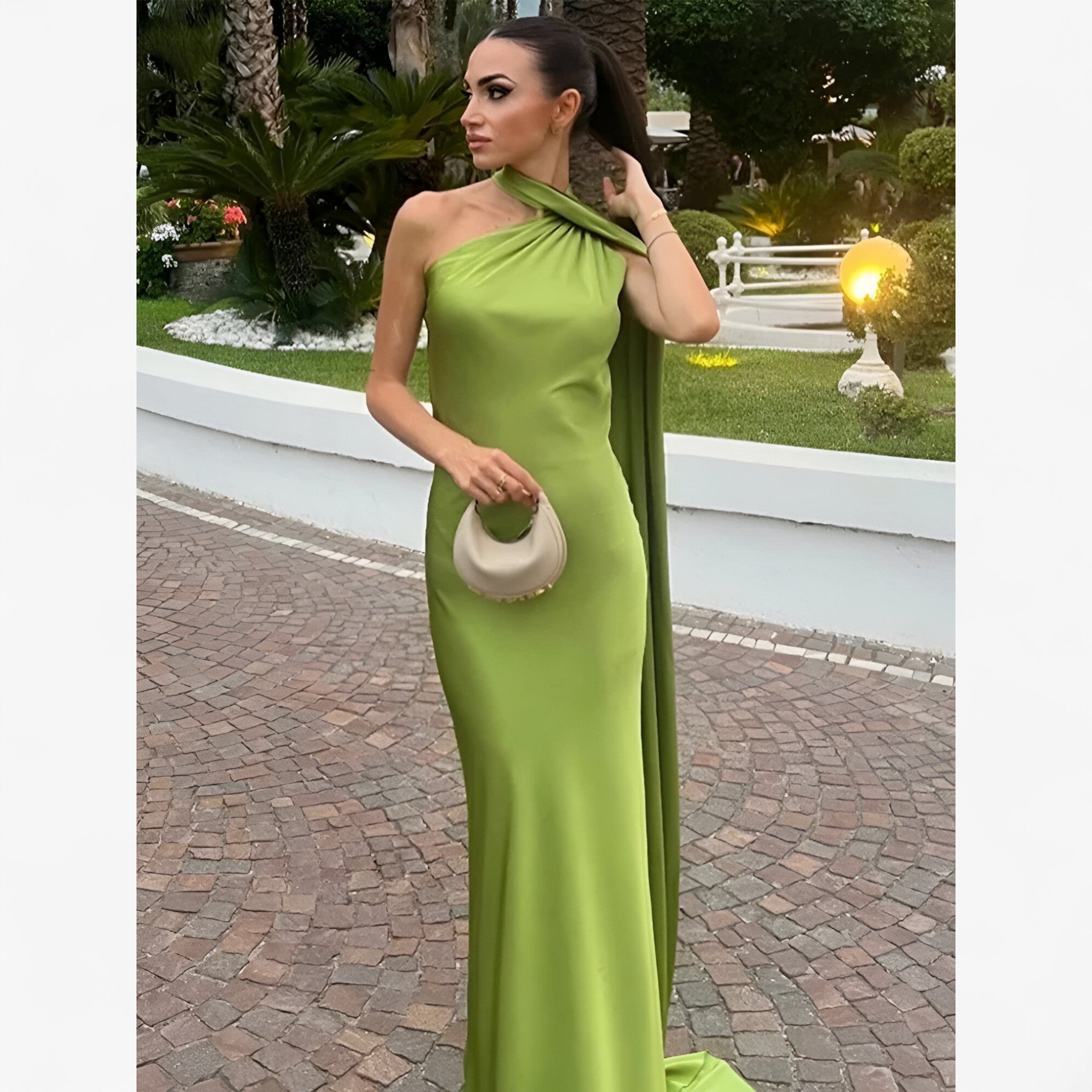 Lia – Enchanting Evening Dress with Open Back and Flowing Train