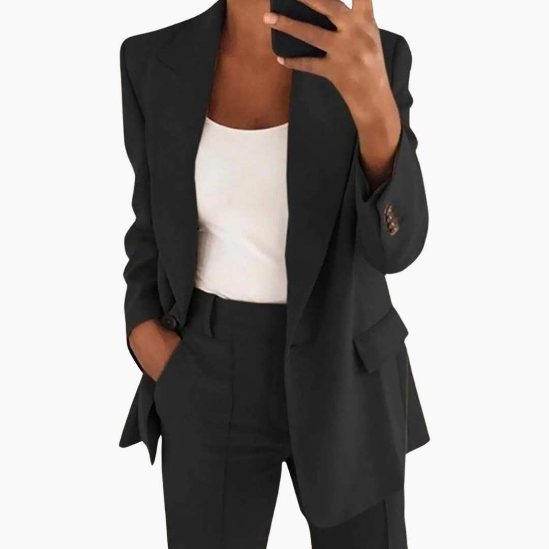 Chic Women's Suit for a Polished, Modern Look