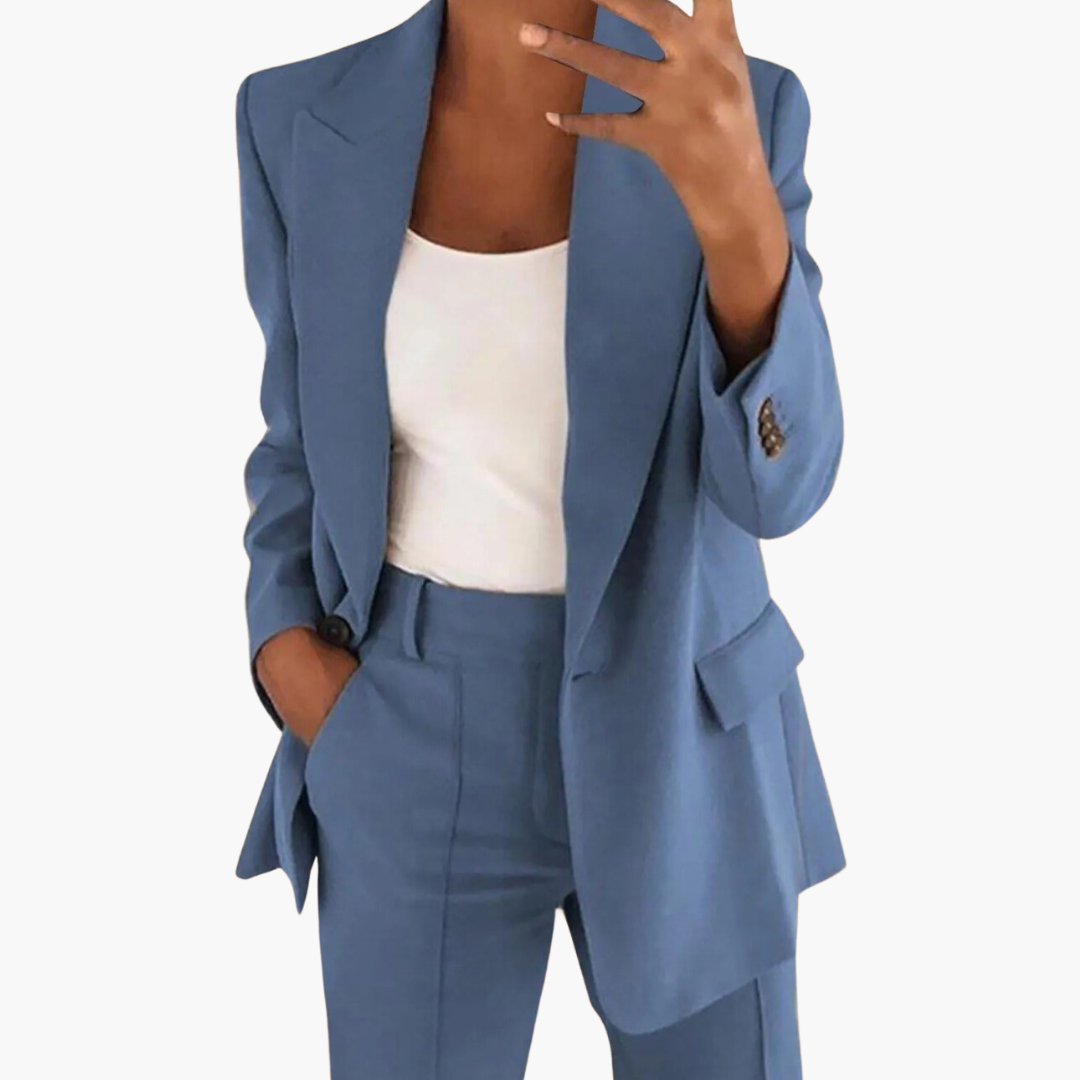 Chic Women's Suit for a Polished, Modern Look