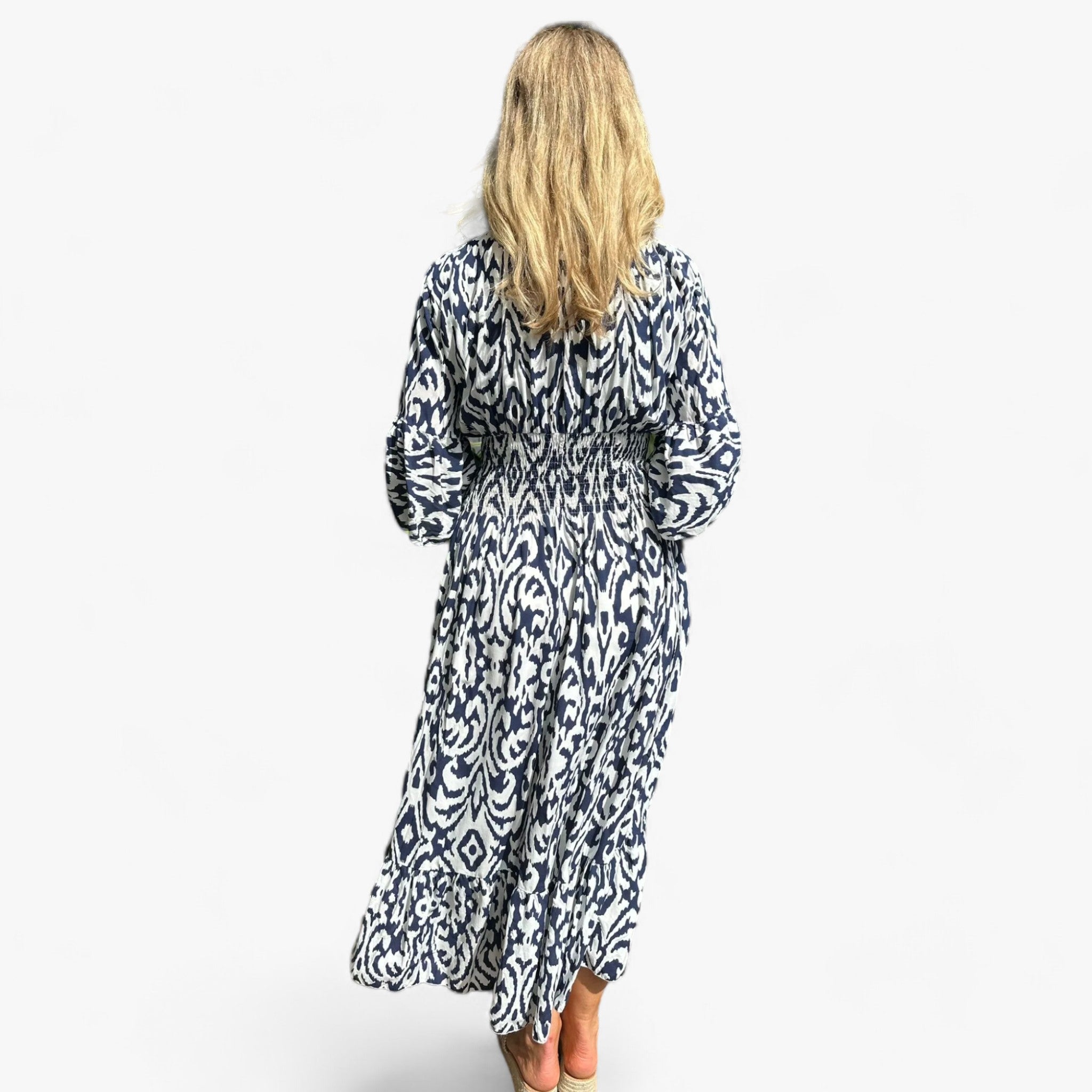 Flora | Beautiful V-neck dress with a large floral print – Perfect for beach vacations